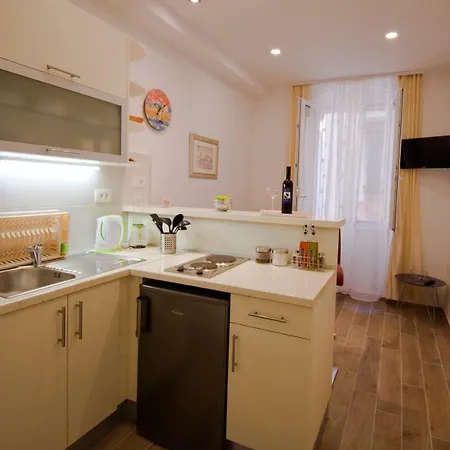 Lägenhet 3m Peristil *